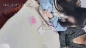 父亲忽悠女儿买手机破处