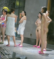 洗浴偷拍，这地方真妙啊，一堆一堆的光腚美女1