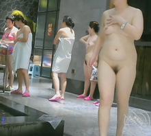 洗浴偷拍，这地方真妙啊，一堆一堆的光腚美女2