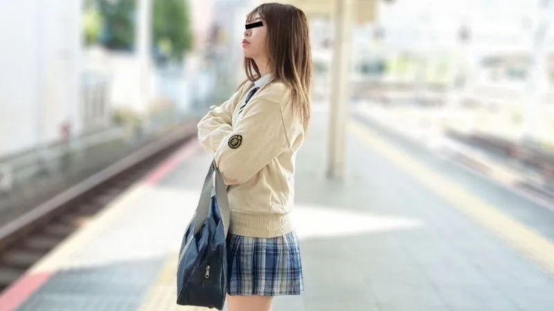 在电车上调戏穿校服的女孩