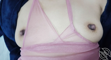 原创晚上老妈叫我去她房间给我惊喜黑丝。我使劲玩弄骚穴最后内射了。0