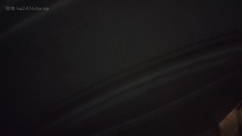 原创晚上老妈叫我去她房间给我惊喜黑丝。我使劲玩弄骚穴最后内射了。