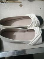 【打胶】又拿到小姑娘的小骚鞋子继续打胶给她0