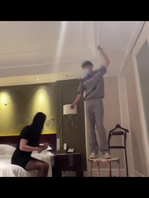 绿帽老公看着单男操黑丝高跟媳妇