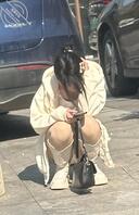 穿着小白内裤对着太阳是要晒晒骚逼吗？1