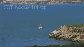 胆子很大的好身材美女在海边发浪被插