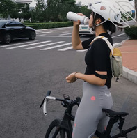 骚骚的骑行女孩，逼逼贴到车扶手上2