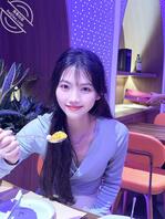 公司小骚货美女，99的，正是好玩的时候，可惜只能偷偷看看骚逼长什么样，草1