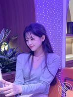 公司小骚货美女，99的，正是好玩的时候，可惜只能偷偷看看骚逼长什么样，草2