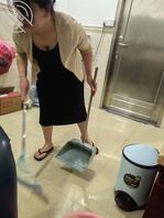 我的妈妈36。帖子为什么一直审核不通过啊??脚崴了,欣赏一下老妈的身材吧1