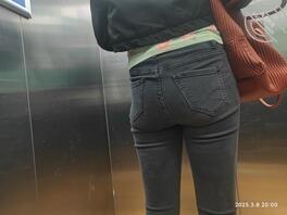 偷拍骚女牛仔裤肥臀