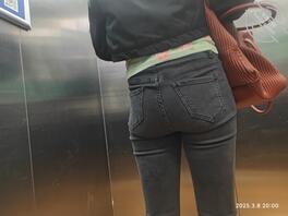 偷拍骚女牛仔裤肥臀1