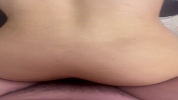 自家骚妻骚母狗镜子前吃鸡看自己被干