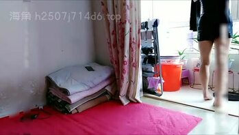 爸爸不在家，妈妈被我操到喷水。我是妈妈的好大儿。