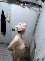 E奶女同事洗澡，好想玩她的大奶子2