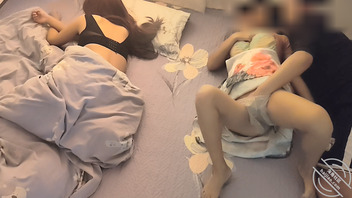 【母子乱伦】在我姨背后和我妈疯狂做爱！（视频贴）1