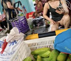 【露出系列】人前露出骚逼让老大爷看0