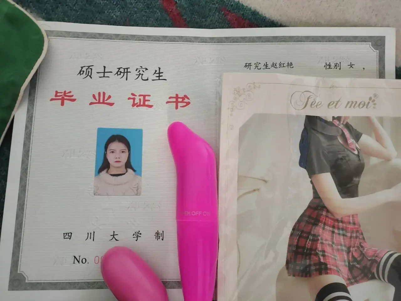 四川大学硕士研究生【赵红艳】原来是极品反差婊，可惜嫁了个有绿帽癖的老公赵，拍照到处分享自己的老婆 