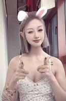 【王娜】03年的新婚人妻 如果我脱光躺在床上 会不会有男人排队操我呢2