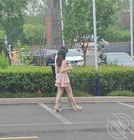 在体检中心碰到陪男朋友体检女生，看看别人家的女朋友腿是真的白，真想操她啊