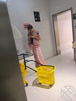 电玩城听到服务小妹说要去上厕所，跟着就去了，拍到了小穴还在流白带呢0