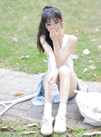 运动系极品阳光美少女，白皙鲜嫩的美腿十分诱人，十分清纯可爱，好想操她。