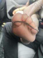 原创车上极品黑丝骚妇系列2，她在车上没忍住让我插入射两次潮喷了0