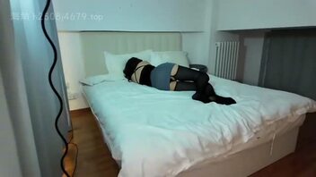 我的骚比妈妈边吃雪糕边给我口活让我直飞云霄，为了感谢妈妈我把她操喷水