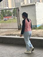 街拍肥臀肥臀，这个看着也不错哦0