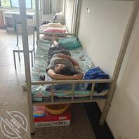 公司的小美女喜欢开着门宿舍午休，兄弟们出个主意我应该怎么办，我是想射头上0