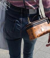 偷拍同事牛仔肥臀0