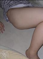 趁着嫂子喝醉，偷偷进入房间，看到了嫂子的肥逼