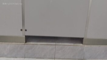 原创手持厕拍！民办大学生嫩妹课下上厕所