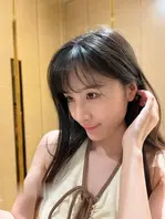 顶级美腿大学生兼职外围清纯眼镜美女，外表纯纯却骚的很，坐在身上各种摸0