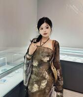 带女友来博物馆 最后偷偷把衣服拉下来一点 漏出女友自豪的乳沟 0