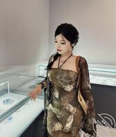 带女友来博物馆 最后偷偷把衣服拉下来一点 漏出女友自豪的乳沟 1