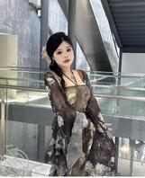 带女友来博物馆 最后偷偷把衣服拉下来一点 漏出女友自豪的乳沟 2