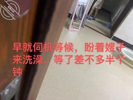 62大哥在家,伺机等候嫂子上来洗澡,在浴室强上嫂子,喝乳汁,嫂子水真多1