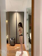 嫂子第三弹，看着瘦胸还真大，自己扶着鸡巴往里塞，吭吭叽叽的让人想射0