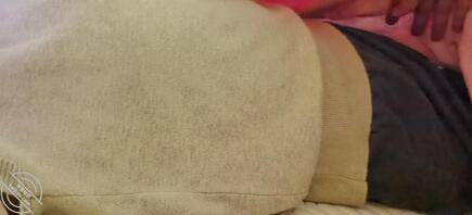 进去姐姐房间，没想到她在睡午觉