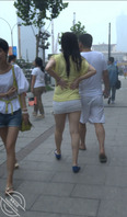 当着你老公的面，近距离拍摄人妻的超短裙大屁股0