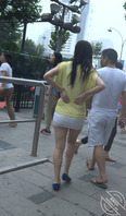 当着你老公的面，近距离拍摄人妻的超短裙大屁股2