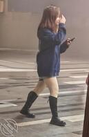 原创厕拍 非常谨慎的小姐姐，看我在厕所门口自己跑到楼下上的厕所，照拍不误1