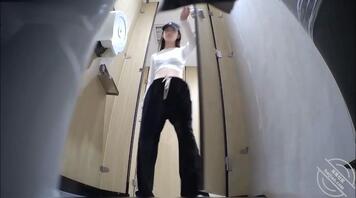 终于偷拍到女神尿尿了，怎么能有这么嫩的逼啊，怎么才能插到？