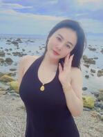 骚骚的表姐，老是在朋友圈发漏漏的性感照片，目测C罩杯