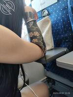 高铁站偷拍黑裙纹身小美女，漏臀线看着很有感觉。0