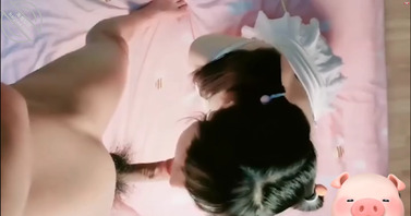 父女乱伦爸爸操20岁极品粉嫩女儿。大黑鸡巴配嫩穴最后体外射精了。1