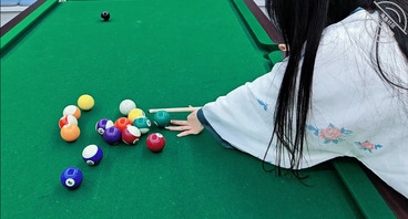 [原创]性感妹妹裸体台球厅，让球友听是怎么被操的，拿着台球杆堵住骚逼精液1