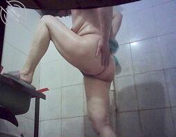 偷拍农村老妈洗澡0