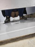 晨跑公厕拍一个少妇，光线不好1